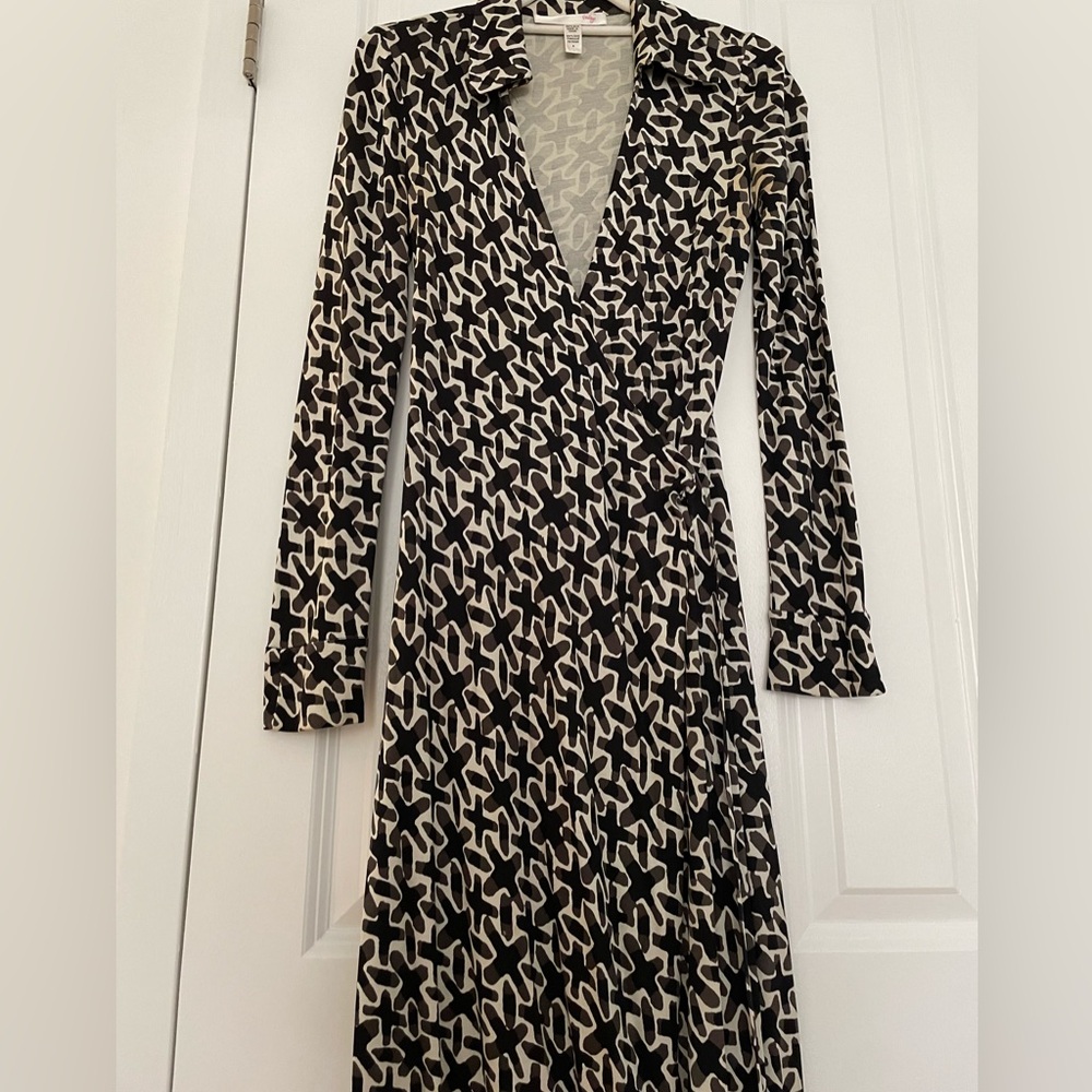 Diane Von Furstenberg Black and White “Jeanne” wrap dress